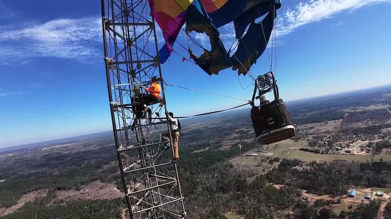 Balloon Rescue Longview firefighters rescue 2 from hot air balloon stuck in 925-foot ...