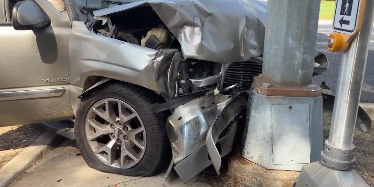 1 injured in 2-vehicle wreck at Longview intersection